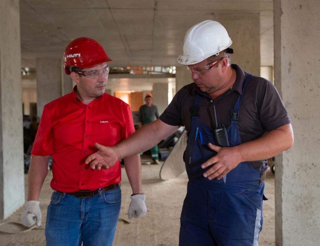 deux hommes du bâtiments qui parlent