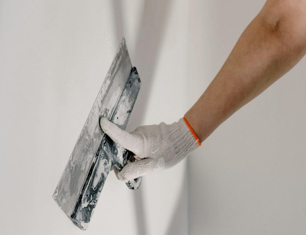 homme peignant un mur