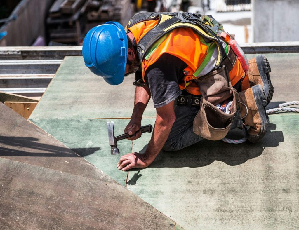homme faisant des travaux